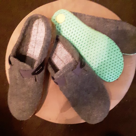 COPY - Earth Origins Wool Felt Clogs 8 1/2 W + Free Sox - Picture 6 of 7